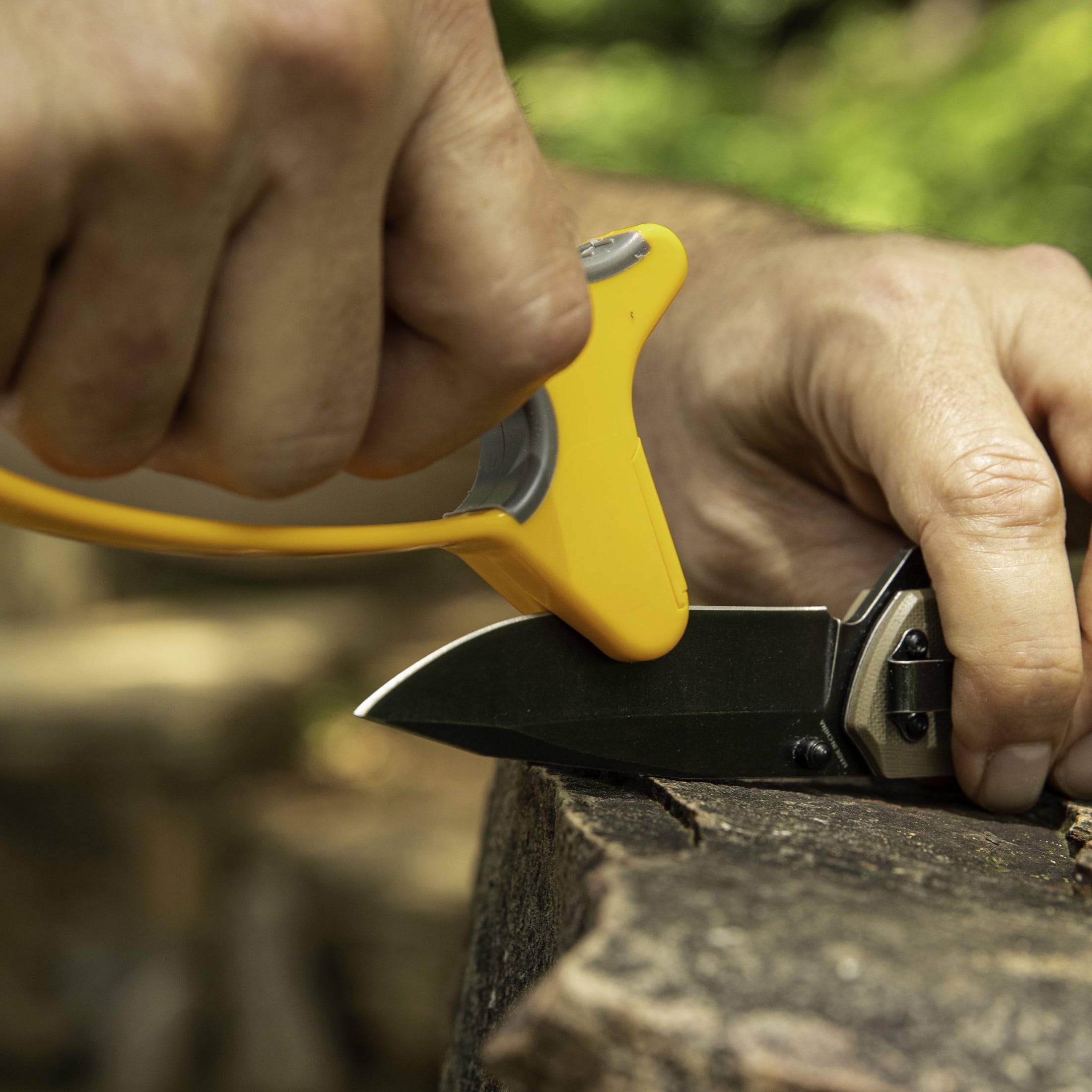 Smith’s 50170 JIFFY V-Sharp Knife & Scissors Sharpener | Yellow & Grey - Image 4
